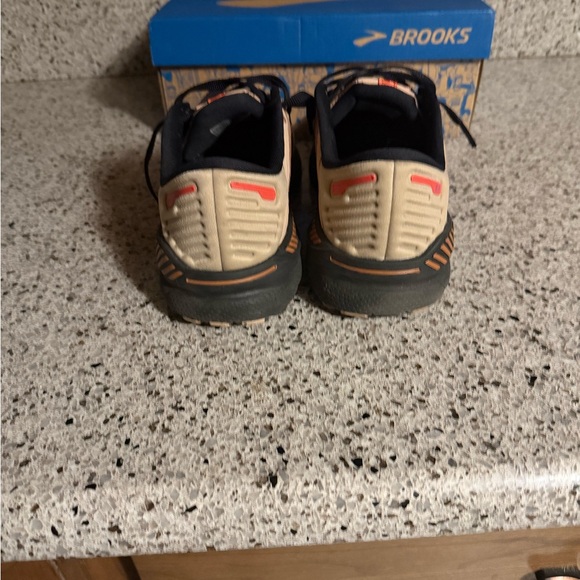 Brooks adrenaline GTS like new! - Picture 7 of 10